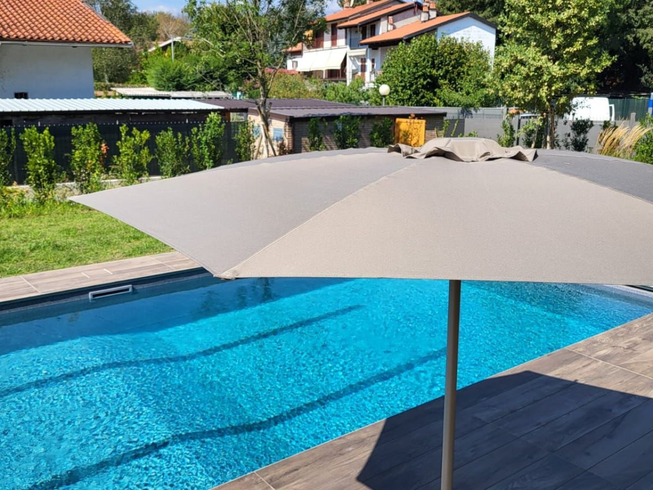 Arredamento bordo piscina