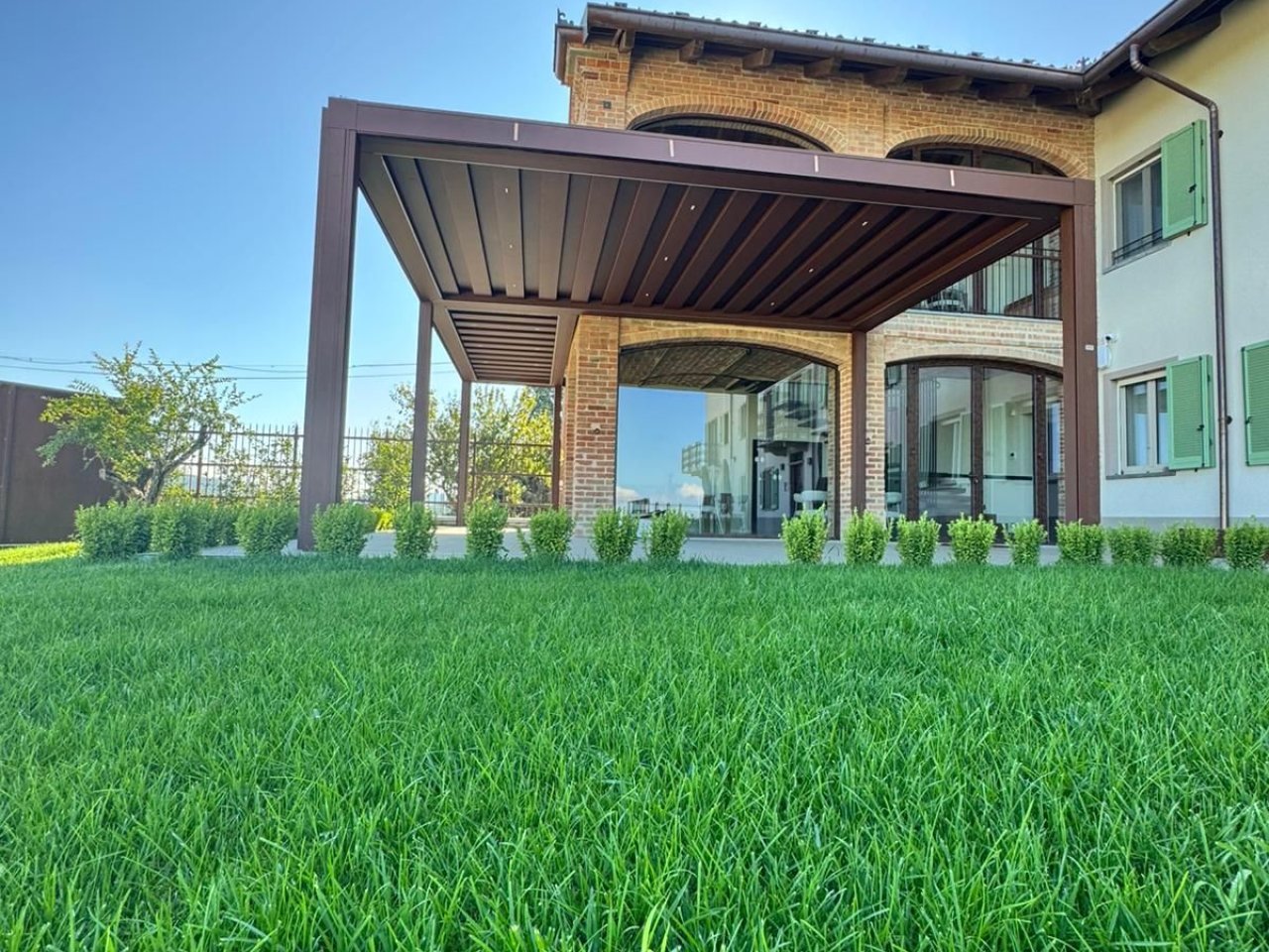 Pergola bioclimatica a Villa Giada