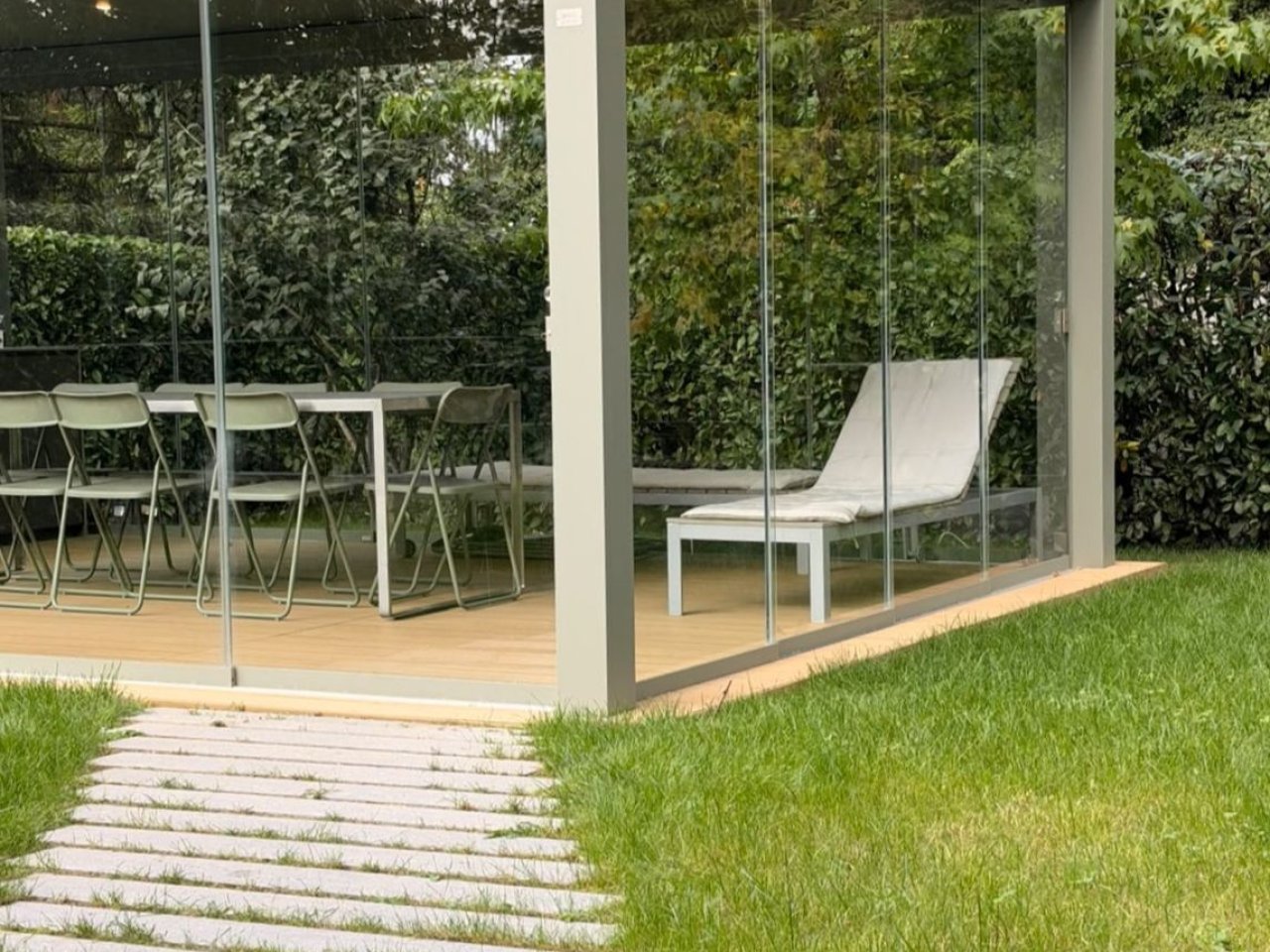 Un’oasi di design immersa nel verde