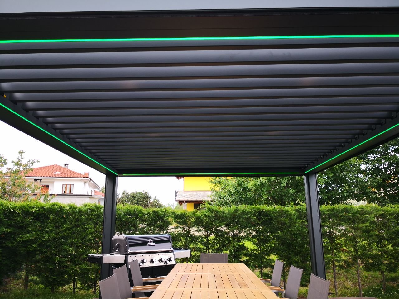 Bordo piscina con pergola